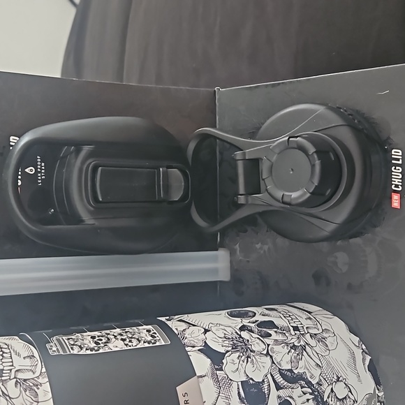 Hydrapeak 40oz Bottle Artisan Collection Skulls and Flowers - Picture 4 of 7